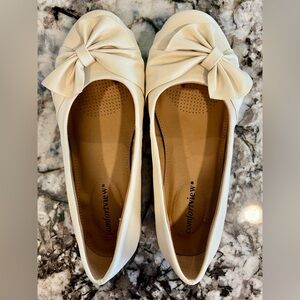 Woman Within, Comfortview shoes.  Cream color, Bow accent Loafers